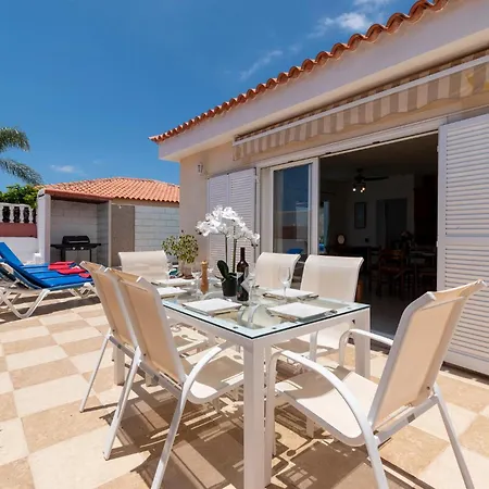 Nadia Lovely 3 Bedroom Private Heated Pool فيلة