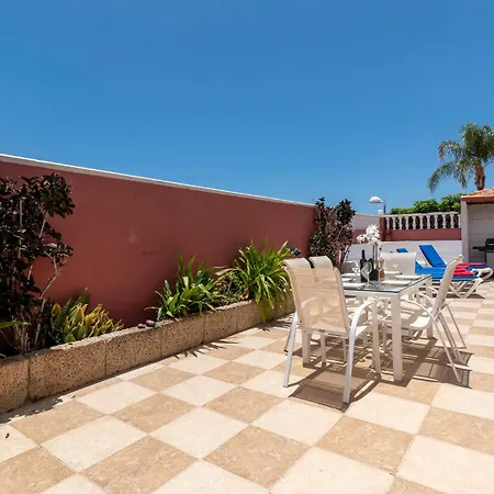 Nadia Lovely 3 Bedroom Private Heated Pool فيلة